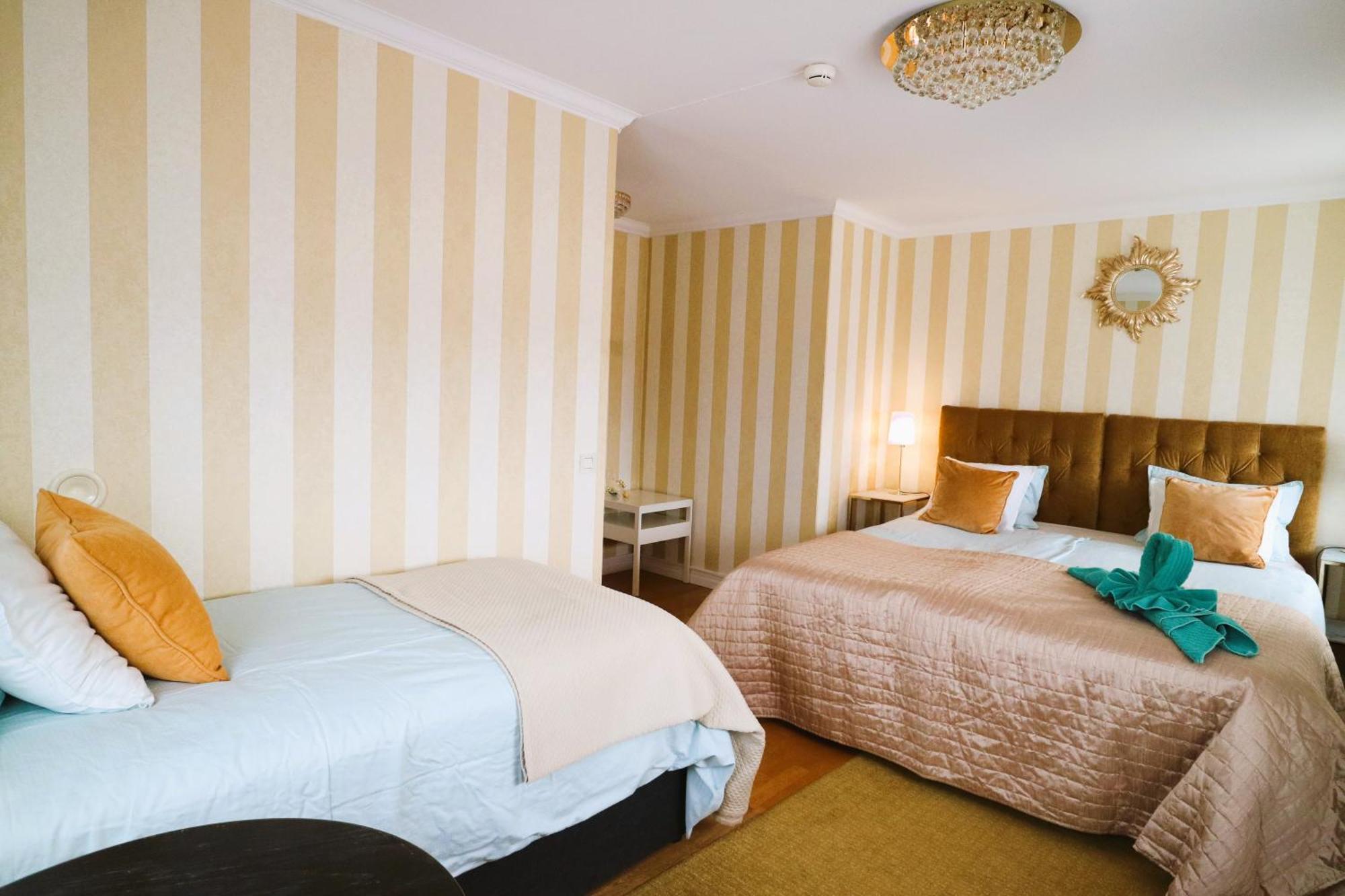 Vaenerport Lakefront Hotell 마리에스태드 외부 사진