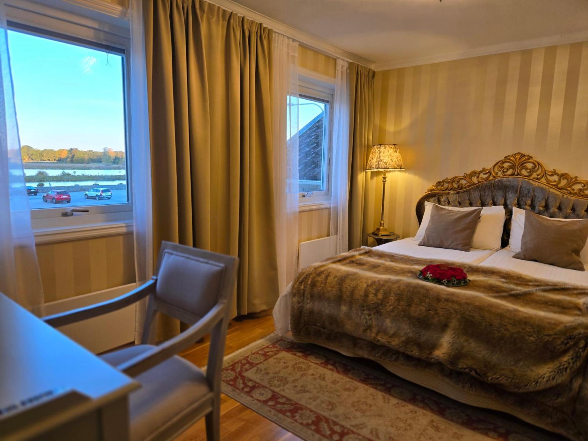 Vaenerport Lakefront Hotell 마리에스태드 외부 사진