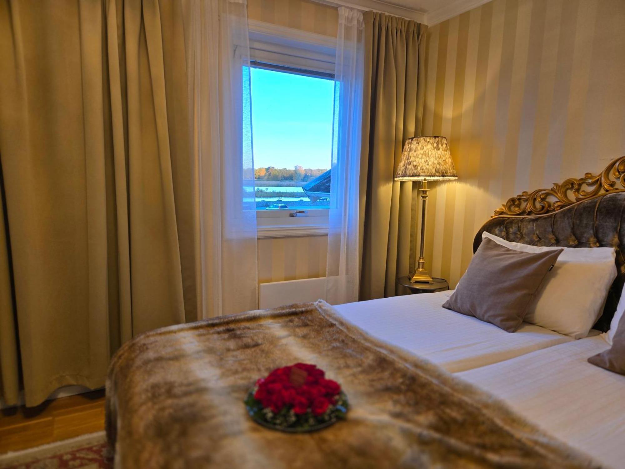 Vaenerport Lakefront Hotell 마리에스태드 외부 사진